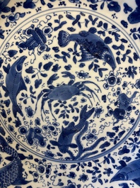 Un plat en porcelaine de Chine en bleu et blanc &agrave; d&eacute;cor d'un crabe et de poissons, marque Yu, Kangxi