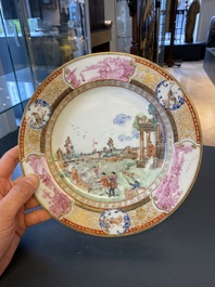 Une assiette en porcelaine de Chine famille rose figurant la chasse aux tigres en Calcutta, Qianlong