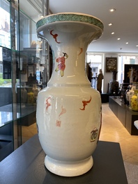 Un vase en porcelaine de Chine famille rose &agrave; d&eacute;cor d'immortels, Yongzheng