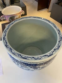 Un grand aquarium en porcelaine de Chine en bleu et blanc &agrave; d&eacute;cor d'un aigle et de pies, 19&egrave;me