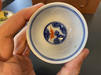 Une paire de tasses en porcelaine de Chine en bleu, blanc et rouge de fer et une coupe aux dragons, marque et &eacute;poque de Guangxu