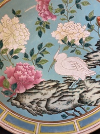 Un grand plat en porcelaine de Chine famille rose &agrave; fond turquoise, marque et &eacute;poque de Guangxu