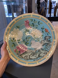 Un grand plat en porcelaine de Chine famille rose &agrave; fond turquoise, marque et &eacute;poque de Guangxu