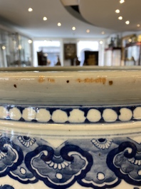 Un grand aquarium en porcelaine de Chine en bleu et blanc &agrave; d&eacute;cor d'un aigle et de pies, 19&egrave;me