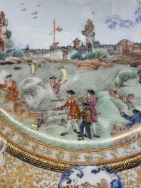 Une assiette en porcelaine de Chine famille rose figurant la chasse aux tigres en Calcutta, Qianlong