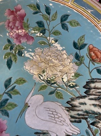 Un grand plat en porcelaine de Chine famille rose &agrave; fond turquoise, marque et &eacute;poque de Guangxu