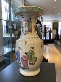 Un vase en porcelaine de Chine famille rose &agrave; d&eacute;cor d'immortels, Yongzheng