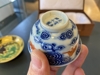 Une paire de tasses en porcelaine de Chine en bleu, blanc et rouge de fer et une coupe aux dragons, marque et &eacute;poque de Guangxu