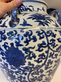 Un vase &agrave; six anses en porcelaine de Chine en bleu et blanc &agrave; d&eacute;cor de rinceaux de lotus, Wanli