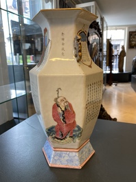 Un vase de forme hexagonale en porcelaine de Chine famille rose &agrave; d&eacute;cor de 'Wu Shuang Pu', 19&egrave;me