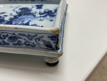 Un plateau de forme carr&eacute;e en fa&iuml;ence de Delft en bleu et blanc &agrave; d&eacute;cor chinois, fin du 17&egrave;me