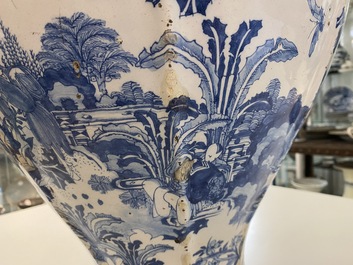 Un grand vase de forme balustre en fa&iuml;ence en bleu et blanc, Delft ou Francfort, fin du 17&egrave;me