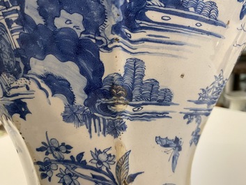 Un grand vase de forme balustre en fa&iuml;ence en bleu et blanc, Delft ou Francfort, fin du 17&egrave;me