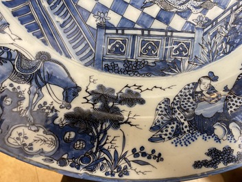 Een zeer fijn beschilderde en dunwandige grote blauw-witte Delftse chinoiserie schotel, eind 17e eeuw