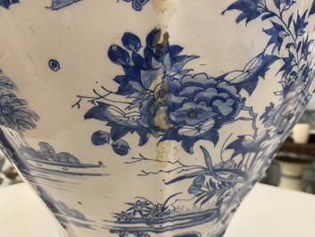 Un grand vase de forme balustre en fa&iuml;ence en bleu et blanc, Delft ou Francfort, fin du 17&egrave;me