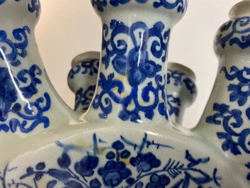 A large Dutch Delft blue and white fan-shaped tulip vase, 17/18th C.