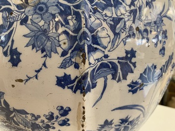 Un grand vase de forme balustre en fa&iuml;ence en bleu et blanc, Delft ou Francfort, fin du 17&egrave;me