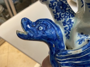 Une grande tulipi&egrave;re en forme d'&eacute;ventail en fa&iuml;ence de Delft en bleu et blanc, 17/18&egrave;me