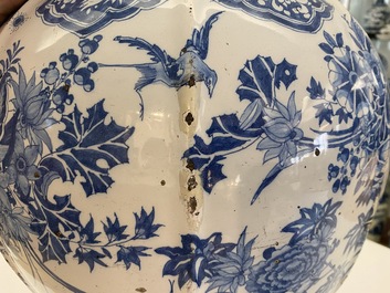 Un grand vase de forme balustre en fa&iuml;ence en bleu et blanc, Delft ou Francfort, fin du 17&egrave;me