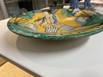 Een polychrome Montelupo majolica schotel met een soldaat, Itali&euml;, 17e eeuw