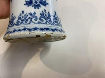 Une paire de vases de forme bouteille en fa&iuml;ence de Delft en bleu et blanc, fin du 17&egrave;me