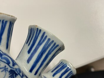 Une tulipi&egrave;re en forme de coeur en fa&iuml;ence de Delft en bleu et blanc, 1&egrave;re moiti&eacute; du 18&egrave;me