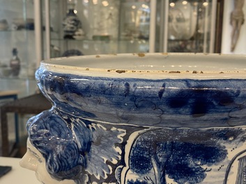 Une grande jardini&egrave;re en fa&iuml;ence de Delft en bleu et blanc &agrave; d&eacute;cor de 'V&eacute;nus et Adonis', 1&egrave;re moiti&eacute; du 18&egrave;me