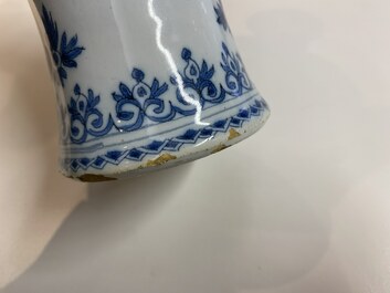 Une paire de vases de forme bouteille en fa&iuml;ence de Delft en bleu et blanc, fin du 17&egrave;me