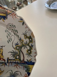 Un plat &agrave; bord contourn&eacute; en fa&iuml;ence polychrome de Rouen &agrave; d&eacute;cor chinois, 1&egrave;re moiti&eacute; du 18&egrave;me