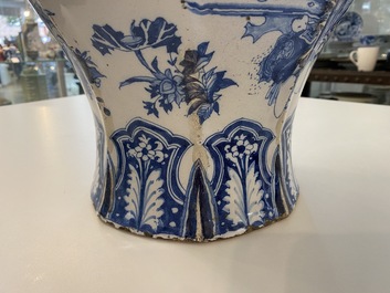 Un grand vase de forme balustre en fa&iuml;ence en bleu et blanc, Delft ou Francfort, fin du 17&egrave;me