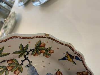 Un plat &agrave; bord contourn&eacute; en fa&iuml;ence polychrome de Rouen &agrave; d&eacute;cor chinois, 1&egrave;re moiti&eacute; du 18&egrave;me