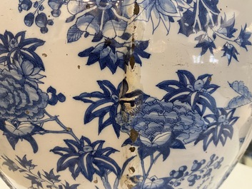 Un grand vase de forme balustre en fa&iuml;ence en bleu et blanc, Delft ou Francfort, fin du 17&egrave;me