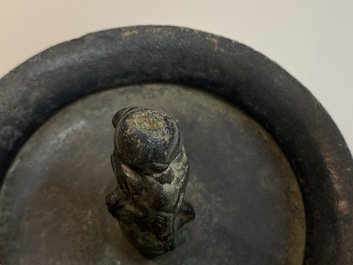 Un bol romain en bronze orn&eacute; d'un satyr, probablement 3/6&egrave;me