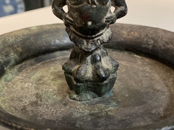 Un bol romain en bronze orn&eacute; d'un satyr, probablement 3/6&egrave;me