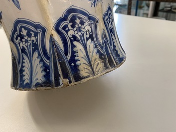 Un grand vase de forme balustre en fa&iuml;ence en bleu et blanc, Delft ou Francfort, fin du 17&egrave;me