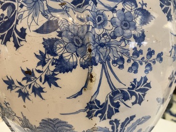 Een uitzonderlijke grote blauw-witte balustervaas met naturalistisch decor, Delft of Frankfurt, eind 17e eeuw