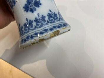 Een paar blauw-witte Delftse flesvormige vazen met floraal decor, eind 17e eeuw