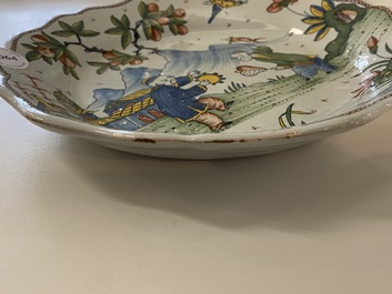 Un plat &agrave; bord contourn&eacute; en fa&iuml;ence polychrome de Rouen &agrave; d&eacute;cor chinois, 1&egrave;re moiti&eacute; du 18&egrave;me