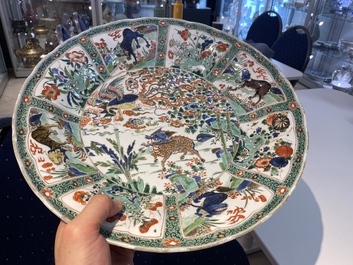 Une paire de plats en porcelaine de Chine famille verte &agrave; d&eacute;cor d'animaux mythiques, Kangxi