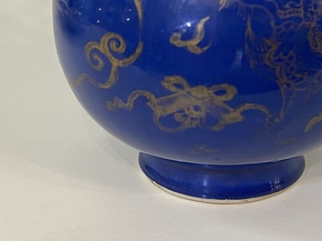 Une paire de verseuses couvertes en porcelaine de Chine bleu poudr&eacute; &agrave; d&eacute;cor dor&eacute;, Kangxi