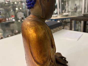 Une figure de Bouddha en bois laqu&eacute; et dor&eacute;, Chine, Ming