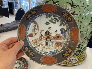 Une paire d'assiettes en porcelaine de Chine famille rose &agrave; d&eacute;cor de musiciennes, Yongzheng