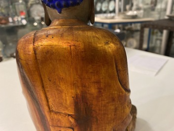 Une figure de Bouddha en bois laqu&eacute; et dor&eacute;, Chine, Ming