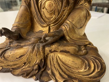 Une figure de Bouddha en bois laqu&eacute; et dor&eacute;, Chine, Ming