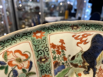 Une paire de plats en porcelaine de Chine famille verte &agrave; d&eacute;cor d'animaux mythiques, Kangxi