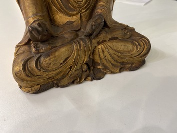 Une figure de Bouddha en bois laqu&eacute; et dor&eacute;, Chine, Ming