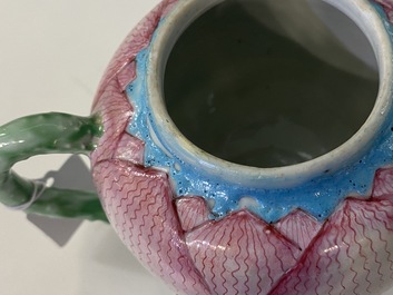 Une th&eacute;i&egrave;re couverte en forme de lotus en porcelaine de Chine famille rose, Yongzheng