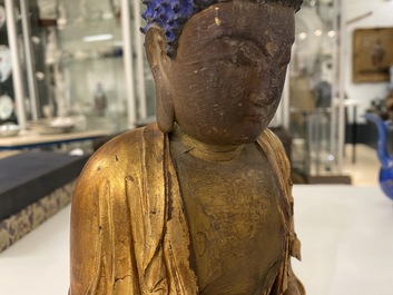 Une figure de Bouddha en bois laqu&eacute; et dor&eacute;, Chine, Ming