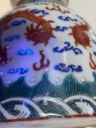 Une garniture d'autel de cinq pi&egrave;ces en porcelaine de Chine &agrave; d&eacute;cor de dragons en rouge de fer, 19&egrave;me