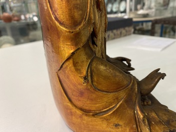 Une figure de Bouddha en bois laqu&eacute; et dor&eacute;, Chine, Ming